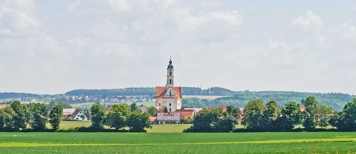 Steinhausen Dorfkirche aus der Ferne